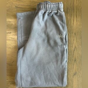 Alo Yoga Accolade straight legs sweatpants.